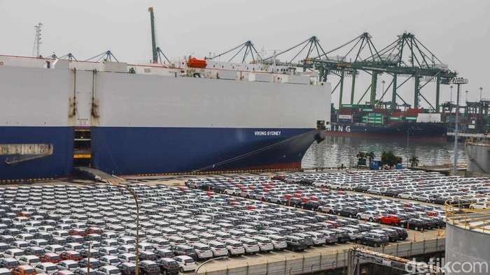 Petugas melakukan pemeriksaan kendaraan yang akan diekspor di Indonesia Car Terminal (ICT), Pelabuhan Tanjung Priok, Jakarta Utara, Selasa (23/6/2026). Aktivitas ekspor berlangsung di tengah meningkatnya kinerja industri otomotif nasional.