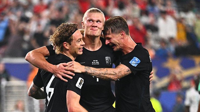 23 June 2026, USA, East Rutherford: Soccer, Mens, 2026 World Cup, Norway vs. Senegal, Preliminary Round, Group I, Matchday 2, New York -New Jersey Stadium, Erling Haaland (M, Norway) celebrates his goal to make it 31 with Patrick Berg (Norway) and David Möller Wolfe (Norway). ATTENTION: In accordance with FIFA regulations, these images may be used exclusively for editorial purposes. Commercial use is prohibited. Furthermore, no video-like sequences may be created, and no alterations may be made to the image, either in the foreground or the background. Photo: Tom Weller/dpa (Photo by Tom Weller/picture alliance via Getty Images)
