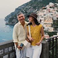 Saat menikmati suasana indah Positano di Amalfi Coast, Italia, Gading Marten dan Medina Dina memilih padu padan warna cerah yang menyegarkan. Celana putih dipadukan dengan atasan bernuansa kuning menciptakan tampilan yang ringan, elegan, sekaligus cocok dengan latar pantai Mediterania yang menawan. Foto: dok Instagram gadiiing / abiismail