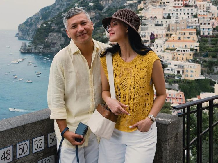 Keromantisan Gading Marten-Medina Dina di Italia, OOTD Kompak Kuning Putih