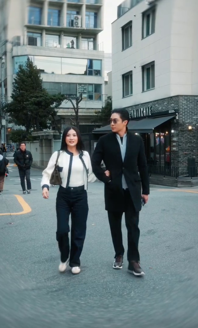 Giorgio dan Sarwendah juga beberapa kali pergi ke luar negeri bersama. Kenakan busana bertema monochrome, keduanya tampil serasi. Foto: Instagram/@giorgioantonioc
