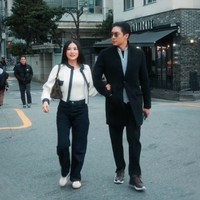 Giorgio dan Sarwendah juga beberapa kali pergi ke luar negeri bersama. Kenakan busana bertema monochrome, keduanya tampil serasi. Foto: Instagram/@giorgioantonioc