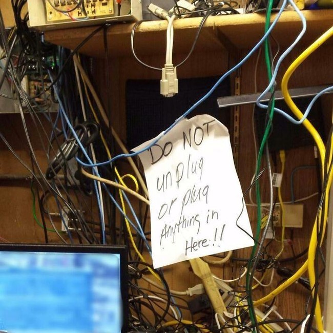 Tim IT Menangis! Foto-foto Instalasi Kabel Ini Bikin Geleng Kepala