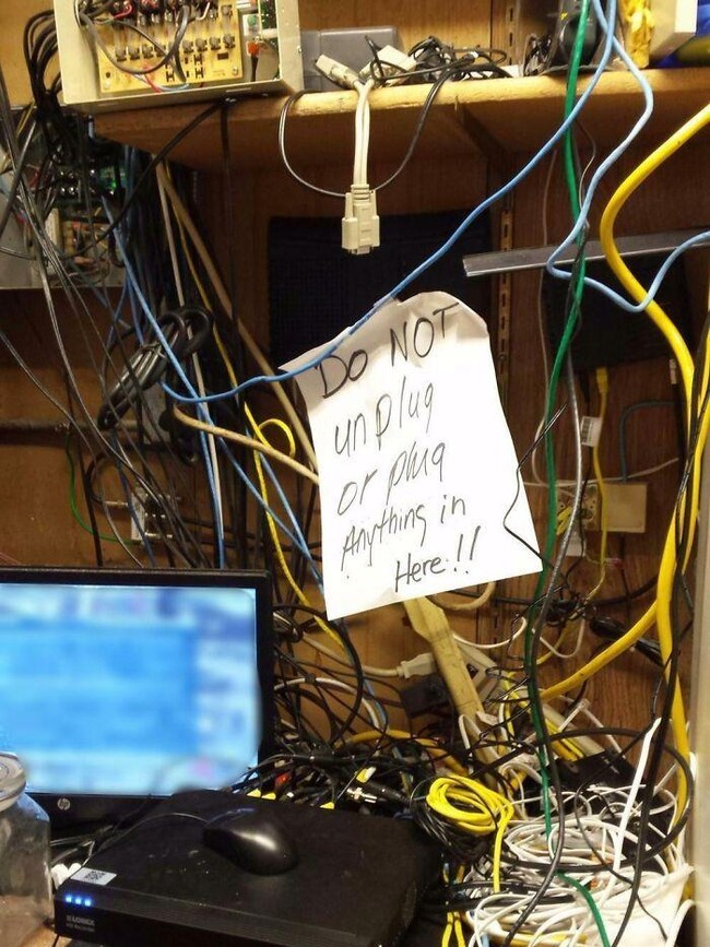 Tim IT Menangis! Foto-foto Instalasi Kabel Ini Bikin Geleng Kepala
