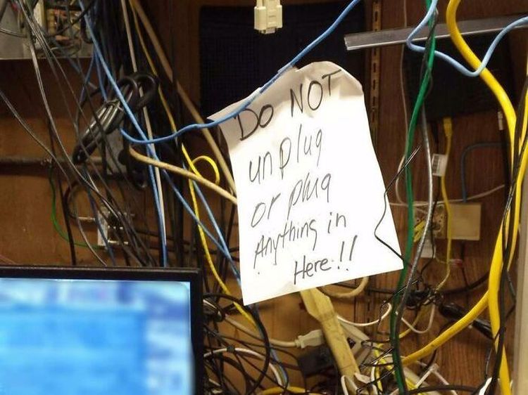 Tim IT Menangis! Foto-foto Instalasi Kabel Ini Bikin Geleng Kepala