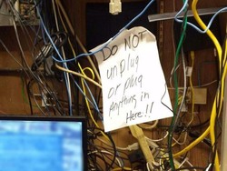 Tim IT Menangis! Foto-foto Instalasi Kabel Ini Bikin Geleng Kepala