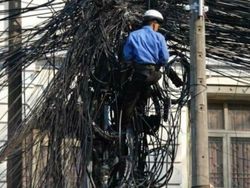 Tim IT Menangis! Foto-foto Instalasi Kabel Ini Bikin Geleng Kepala