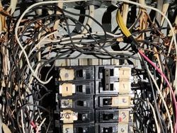 Tim IT Menangis! Foto-foto Instalasi Kabel Ini Bikin Geleng Kepala