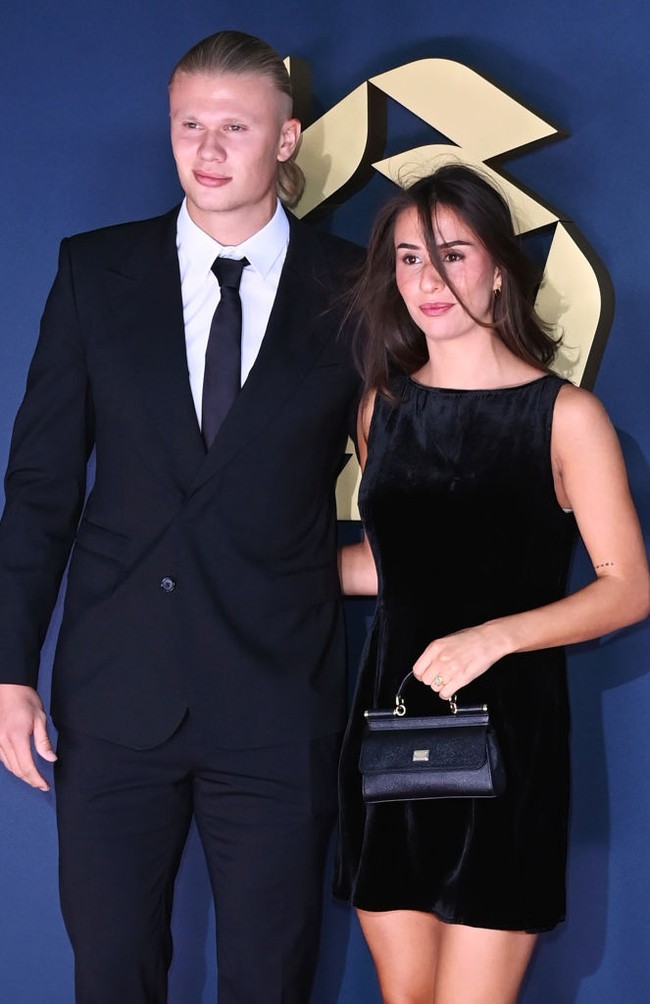 Isabel Haugseng Johansen, demikian nama kekasih Erling Haaland. Wanita cantik yang kini populer di Instagram itu sudah setia menemani Haaland sejak 2021. Keduanya mulai pacaran saat Haaland masih bermain untuk klub Jerman, Borussia Dortmund.Foto: GC Images/Ernesto Ruscio