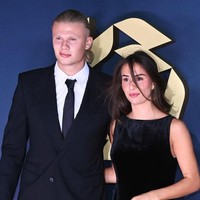 Isabel Haugseng Johansen, demikian nama kekasih Erling Haaland. Wanita cantik yang kini populer di Instagram itu sudah setia menemani Haaland sejak 2021. Keduanya mulai pacaran saat Haaland masih bermain untuk klub Jerman, Borussia Dortmund.Foto: GC Images/Ernesto Ruscio