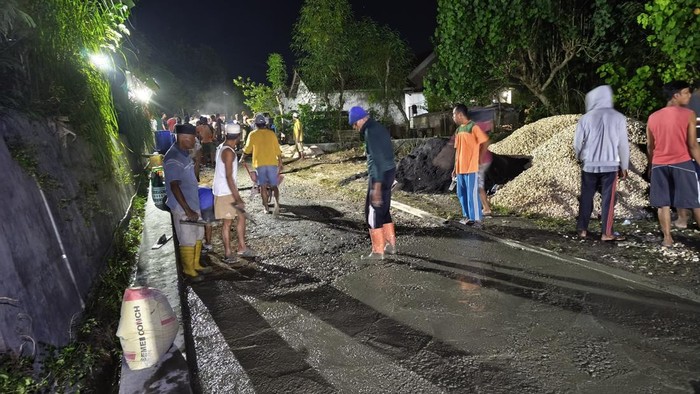 Warga di Desa Toronan dan Desa Kowel, Pamekasan gotong royong memperbaiki jalan rusak secara swadaya