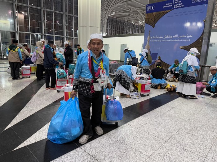 Jemaah haji Indonesia di Bandara Amir Muhammad bin Abdul Aziz (AMAA) Madinah bersiap pulang ke Tanah Air, Senin (22/6/2026).