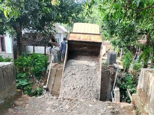 Pemkab Tinjau Jembatan Antardesa Ambruk di Sumur Pandeglang