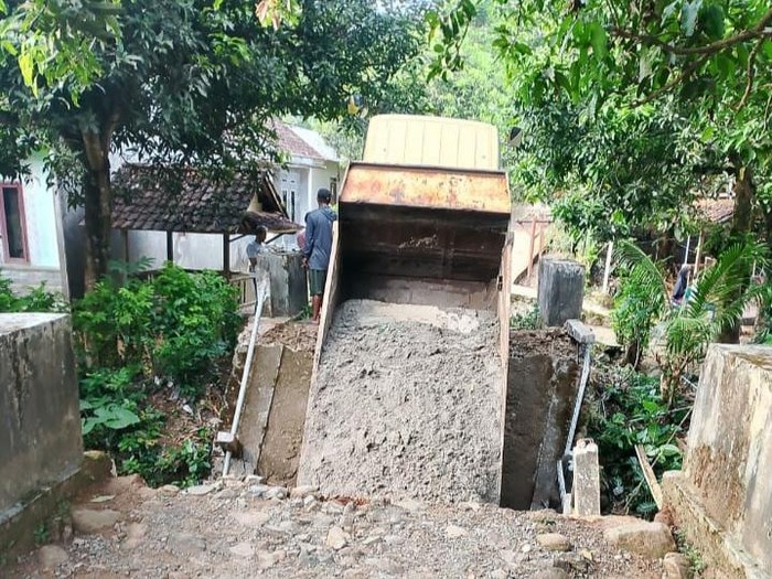 Jembatan di Pandeglang ambruk usai dilintasi truk pasir (dok. Istimewa)