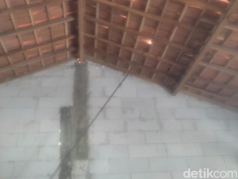 Kabel Melintang Dalam Rumah Klaten Kawat PLN yang masuk ke rumah warga Desa Sidowayah, Polanharjo, Klaten.