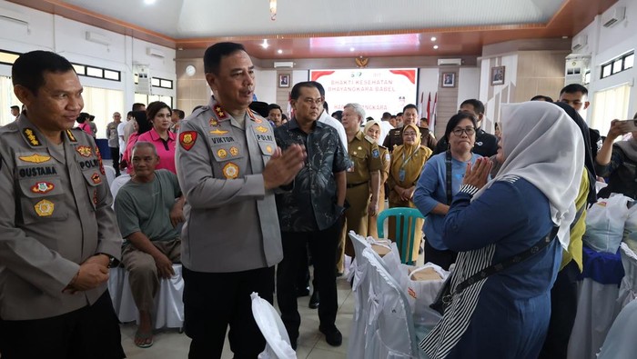 Kapolda Babel Irjen Viktor T Sihombing menyapa masyarakat yang datang baik untuk berobat maupun cek kesehatan.