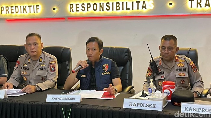 Kasat Reskrim Polrestabes Medan saat merilis kasus tawuran geng motor. (Foto: Finta Rahyuni/detikSumut)