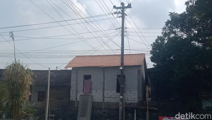 Kawat PLN yang masuk ke rumah warga Desa Sidowayah, Polanharjo, Klaten.