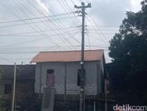 Kawat Tiang Listrik Melintang dalam Rumah Bikin Bocor, Warga Klaten Sambat