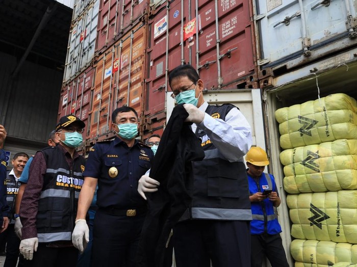Kementerian Keuangan bersama Direktorat Jenderal Bea dan Cukai mengungkap kasus penyelundupan balpres pakaian bekas impor ilegal di Pelabuhan Tanjung Priok, Jakarta Utara.
