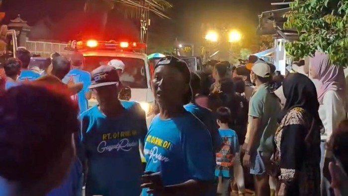 Kirab budaya Pakis Wetan Carnival yang menimpa ibu dan balitanya di Mojokerto