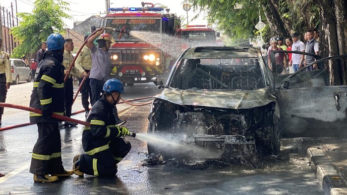 Kondisi mobil HR-V yang terbakar di Jalan Jenderal Sudirman, Kota Pangkalpinang.