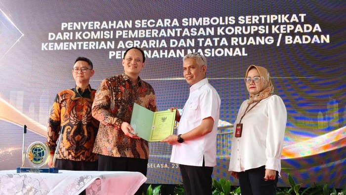 KPK) menyerahkan aset rampasan kepada Badan Pertanahan Negara (BPN) Jawa Timur