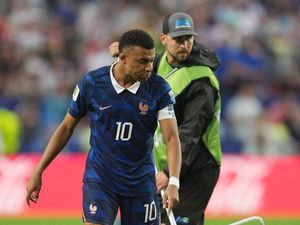 Alasan Mbappe Kesal sampai Perintahkan Petugas Keringkan Lapangan