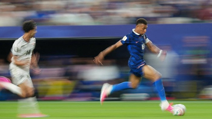 Soccer Football - FIFA World Cup 2026 - Group I - France v Iraq - Philadelphia Stadium, Philadelphia, Pennsylvania, U.S. - June 22, 2026 Frances Kylian Mbappe in action with Iraqs Zidane Iqbal IMAGN IMAGES via Reuters/James Lang     TPX IMAGES OF THE DAY