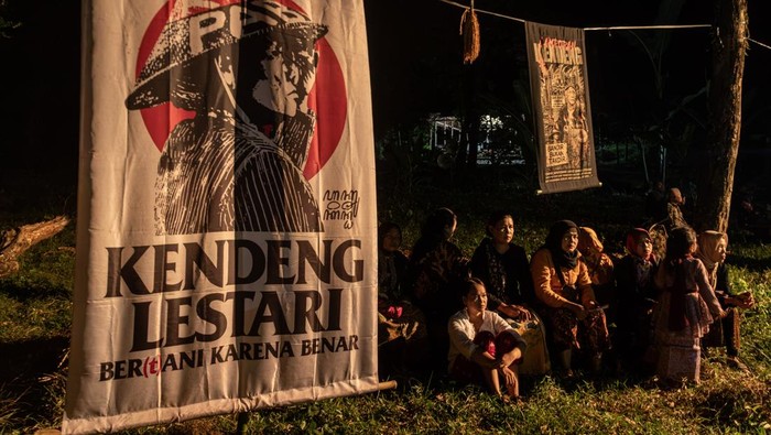 Sejumlah anggota Komunitas Wiji Kendeng yang merupakan kelompok generasi muda masyarakat Sedulur Sikep (penganut ajaran Samin) memukul lesung menggunakan alu dalam rangkaian tradisi Jamasan Kendeng di lereng Pegunungan Kendeng, Desa Gadudero, Kecamatan Sukolilo, Pati, Jawa Tengah, Senin (22/6/2026). Jaringan Masyarakat Peduli Pegunungan Kendeng (JM-PPK) menggelar tradisi budaya yang berisi pentas seni dan doa tersebut setiap bulan Suro atau Muharam sebagai simbol penyucian diri dan alam, ungkapan syukur atas rezeki dari alam, sekaligus kampanye pelestarian lingkungan serta penolakan terhadap perusakan alam di Pegunungan Kendeng yang membentang dari Jawa Tengah hingga Jawa Timur. ANTARA FOTO/Aji Styawan