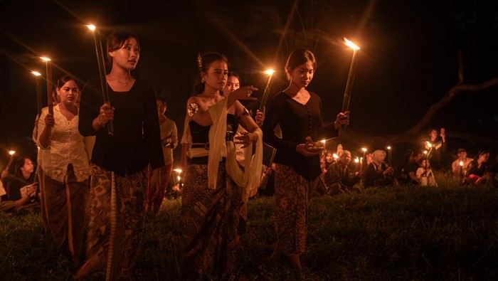 Sejumlah anggota Komunitas Wiji Kendeng yang merupakan kelompok generasi muda masyarakat Sedulur Sikep (penganut ajaran Samin) memukul lesung menggunakan alu dalam rangkaian tradisi Jamasan Kendeng di lereng Pegunungan Kendeng, Desa Gadudero, Kecamatan Sukolilo, Pati, Jawa Tengah, Senin (22/6/2026). Jaringan Masyarakat Peduli Pegunungan Kendeng (JM-PPK) menggelar tradisi budaya yang berisi pentas seni dan doa tersebut setiap bulan Suro atau Muharam sebagai simbol penyucian diri dan alam, ungkapan syukur atas rezeki dari alam, sekaligus kampanye pelestarian lingkungan serta penolakan terhadap perusakan alam di Pegunungan Kendeng yang membentang dari Jawa Tengah hingga Jawa Timur. ANTARA FOTO/Aji Styawan