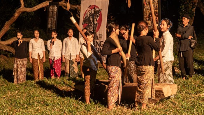 Sejumlah anggota Komunitas Wiji Kendeng yang merupakan kelompok generasi muda masyarakat Sedulur Sikep (penganut ajaran Samin) memukul lesung menggunakan alu dalam rangkaian tradisi Jamasan Kendeng di lereng Pegunungan Kendeng, Desa Gadudero, Kecamatan Sukolilo, Pati, Jawa Tengah, Senin (22/6/2026). Jaringan Masyarakat Peduli Pegunungan Kendeng (JM-PPK) menggelar tradisi budaya yang berisi pentas seni dan doa tersebut setiap bulan Suro atau Muharam sebagai simbol penyucian diri dan alam, ungkapan syukur atas rezeki dari alam, sekaligus kampanye pelestarian lingkungan serta penolakan terhadap perusakan alam di Pegunungan Kendeng yang membentang dari Jawa Tengah hingga Jawa Timur. ANTARA FOTO/Aji Styawan