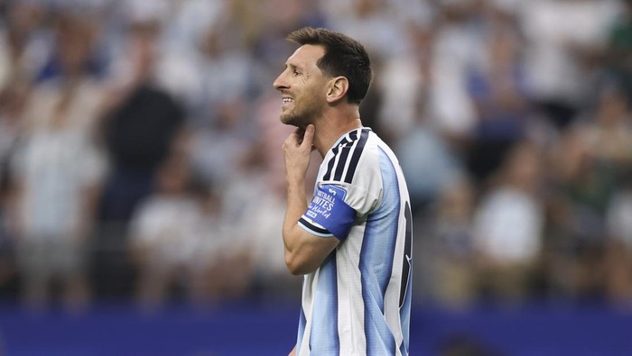 ARLINGTON, TEXAS - JUNE 22: Lionel Messi #10 of Argentina reacts after missing the penalty kick during the FIFA World Cup 2026 Group J match between Argentina and Austria at Dallas Stadium on June 22, 2026 in Arlington, Texas. (Photo by Alex Pantling - FIFA/FIFA via Getty Images)