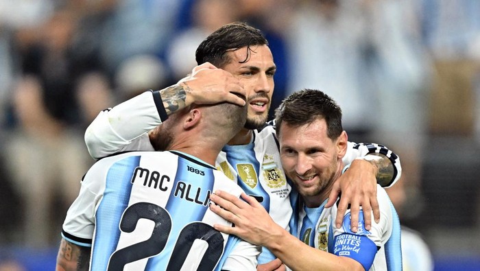 Soccer Football - FIFA World Cup 2026 - Group J - Argentina v Austria - Dallas Stadium, Arlington, Texas, U.S. - June 22, 2026 Argentinas Lionel Messi, Leandro Paredes and Alexis Mac Allister celebrate after the match IMAGN IMAGES via Reuters/Maria Lysaker