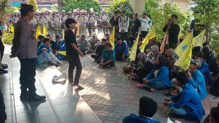 Mahasiswa PMII demo ke DPRD Lamongan
