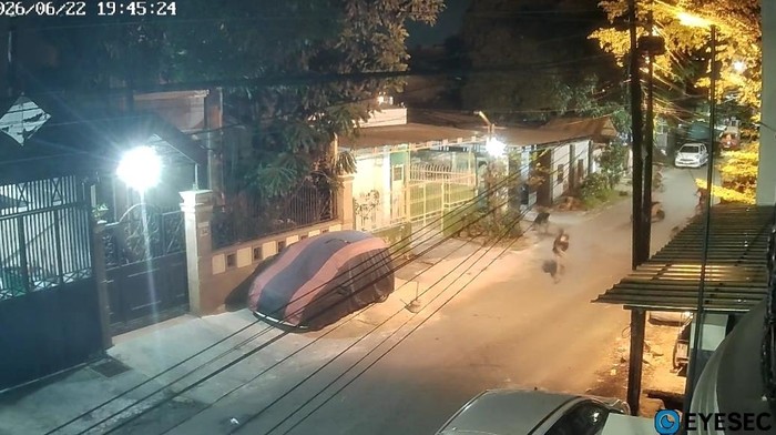 Tawuran dua kelompok remaja di Makassar menggunakan batu dan busur panah meresahkan warga.
