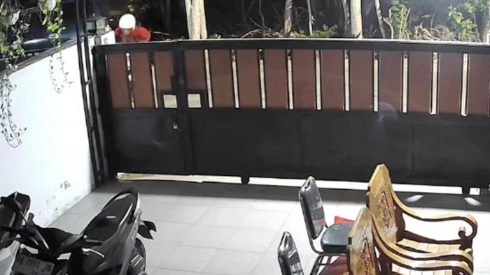 Maling motor di Batul terekam CCTV.

Foto diunggah Selasa (23/6/2026).