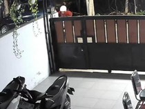 Terekam CCTV! Maling Ini Santuy Ambil Motor di Teras Warga Bantul