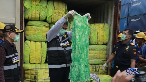 Menkeu RI Purbaya Yudhi Sadewa dalam konferensi pers Penindakan Bea Cukai Berupa Peti Kemas berisi pakaian bekas diBuffer Area TPS CDC Banda, Jalan Banda No.1, Tanjung Priok, Kota Jakarta Utara, Selasa, (23/6/2026). Menkeu RI Purbaya Yudhi Sadewa dalam konferensi pers Penindakan Bea Cukai Berupa Peti Kemas berisi pakaian bekas diBuffer Area TPS CDC Banda, Jalan Banda No.1, Tanjung Priok, Kota Jakarta Utara, Selasa, (23/6/2026). (CNBCIndonesia/Muhammad Sabki)