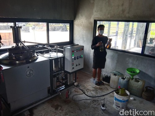 Mesin pirolisis yang mampu mengubah sampah plastik menjadi BBM di Desa Cepaka, Kecamatan Kediri, Tabanan.