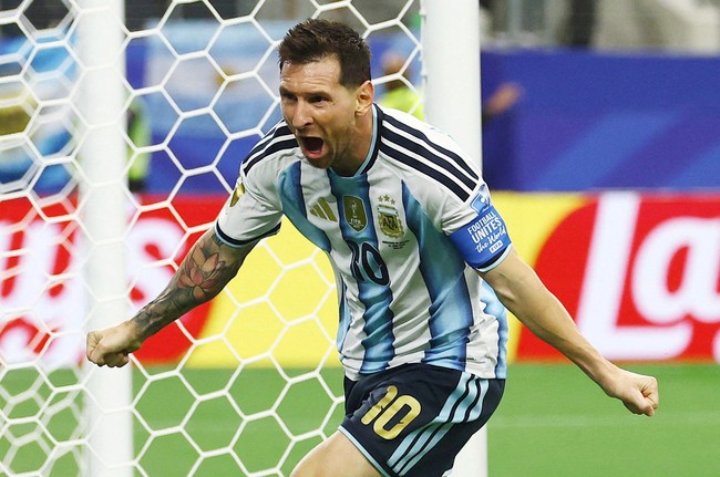 Kemenangan Argentina atas Austria membuat Messi mencetak rekor baru. Menyumbang dua gol, pria 38 tahun ini menjadi top skor, dengan total 18 gol sepanjang kariernya di Piala Dunia FIFA. Foto: REUTERS/Kai Pfaffenbach