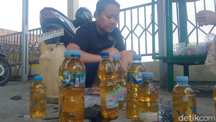 Tampilan minyak goreng bantuan yang diterima warga Jogonalan, Klaten, Selasa (23/6/2026).