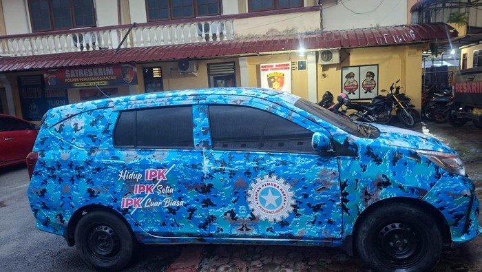 Mobil ormas yang digunakan para pelaku saat kejadian. (Foto: dok. Polres Pematangsiantar)