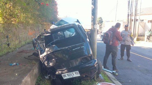 Mobil pikap yang ditumpangi dua korban tewas ringsek dalam tabrakan di Pancasar, Buleleng, Selasa (23/6/2026).