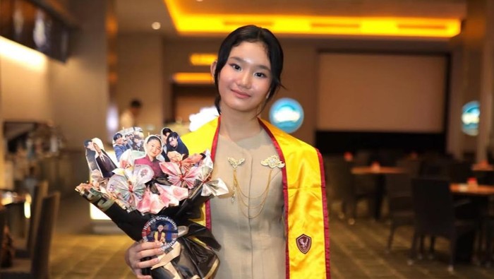 Momen Manis Ayu Ting Ting Dampingi Putrinya Lulus SD, Intip Potretnya