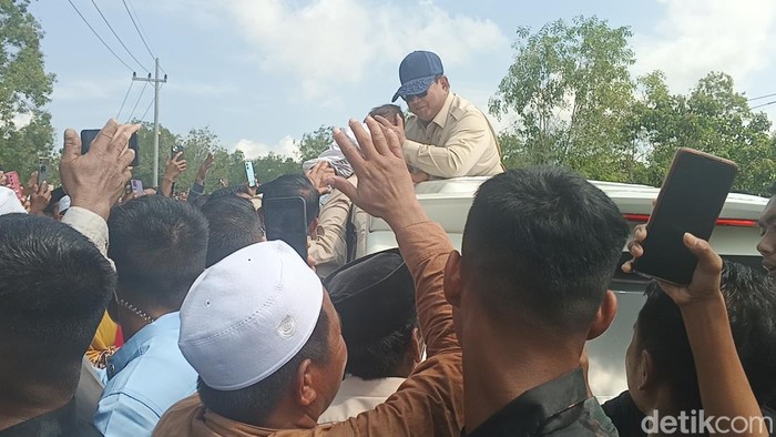 Momen Prabowo Cium kening balita di Sampang
