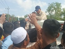 Momen Prabowo Gendong-Cium Kening Balita Saat Kunjungan ke Sampang