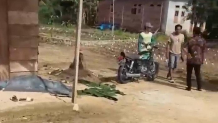 Pria berinisial ME di Kabupaten Muna Barat, tewas usai motor Yamaha RX King yang dikendarai menabrak rumah warga.
