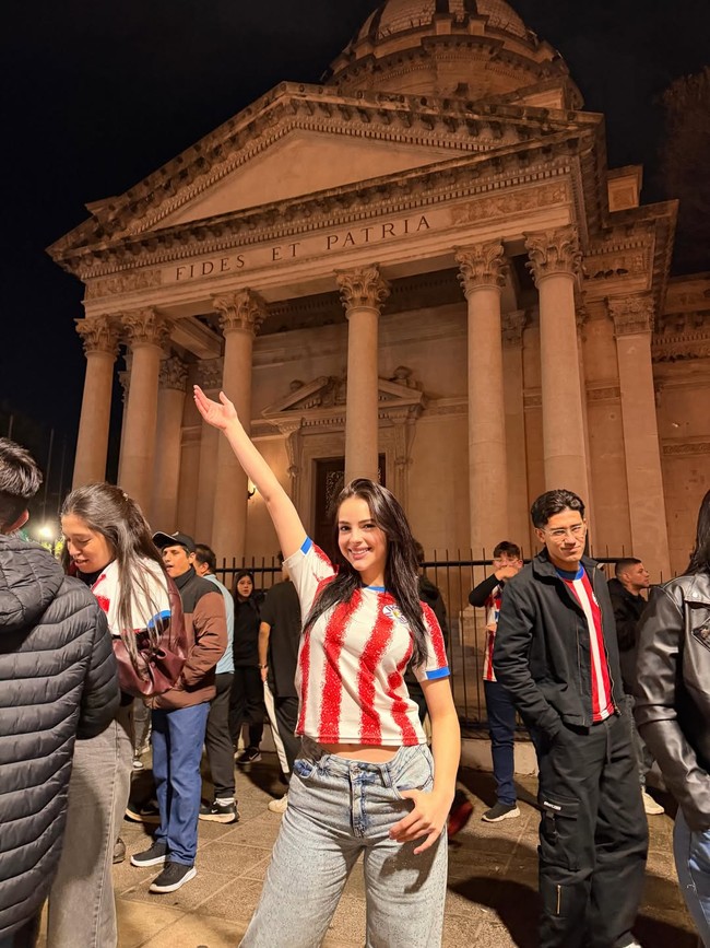 Naiel Aguilera viral setelah mengunggah fotonya menonton laga Paraguay melawan Nicaraguai jelang Piala Dunia di stadion Defensores del Chaco beberapa waktu lalu. Pesonanya disebut hampir ‘tidak nyata’.Foto: Instagram @naiel.aguilera