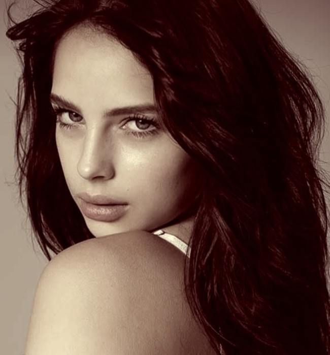 Pemilik nama Daniela Naiel Aguilera Fischer itu sendiri dikenal sebagai model, influencer, dan mahasiswa Psikologi. Foto: Instagram @naiel.aguilera